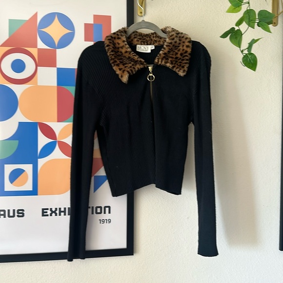 Sweaters - Black cheetah collar sweater